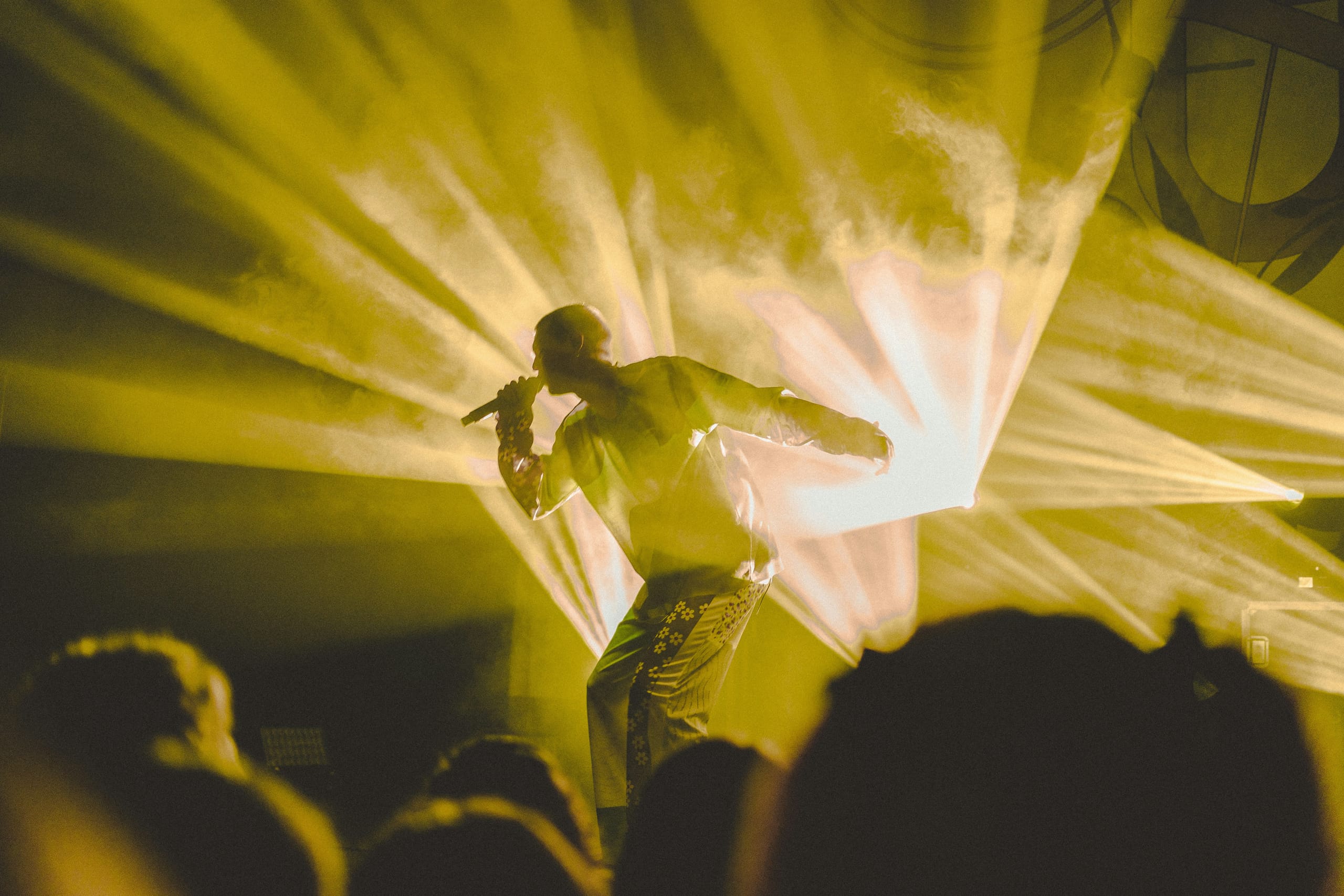 Foule devant une scène de concert rap